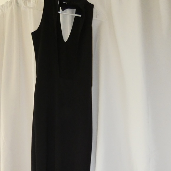 Black gown - Picture 3 of 4